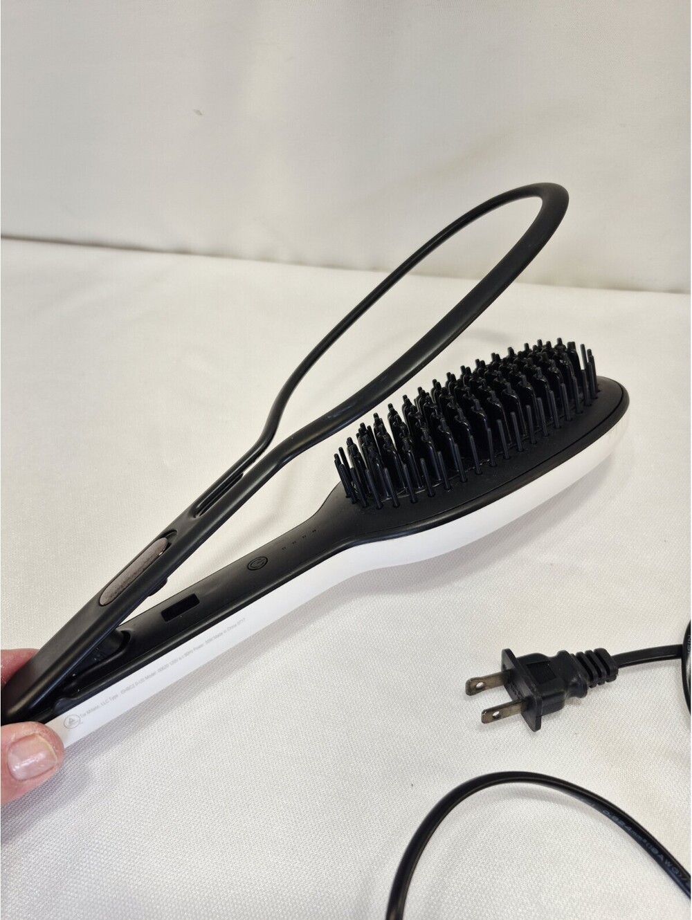 InStyler GLOSSIE Ceramic Styling Brush with Precision Press Black 00620 WORKS